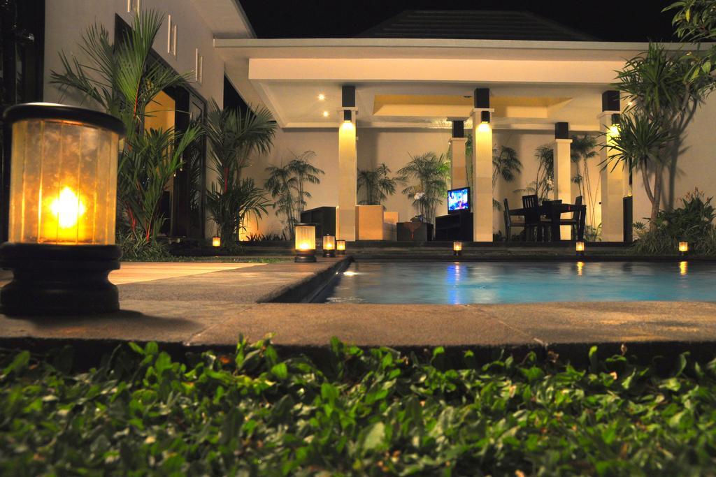 La Villais Kamojang Hotel Seminyak Rum bild